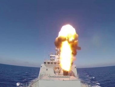 Εντυπωσιακό βίντεο: Το Ναυτικό της Ρωσίας υποστηρίζει την χερσαία επιχείρηση στην Deir Ezzor με πυραύλους «Kalibr»